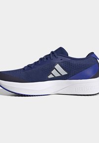 Chaussure de running bleu marine avec semelle blanche coussinée, embout noir, empeigne en mesh, lacets et un logo triangulaire sur le côté.