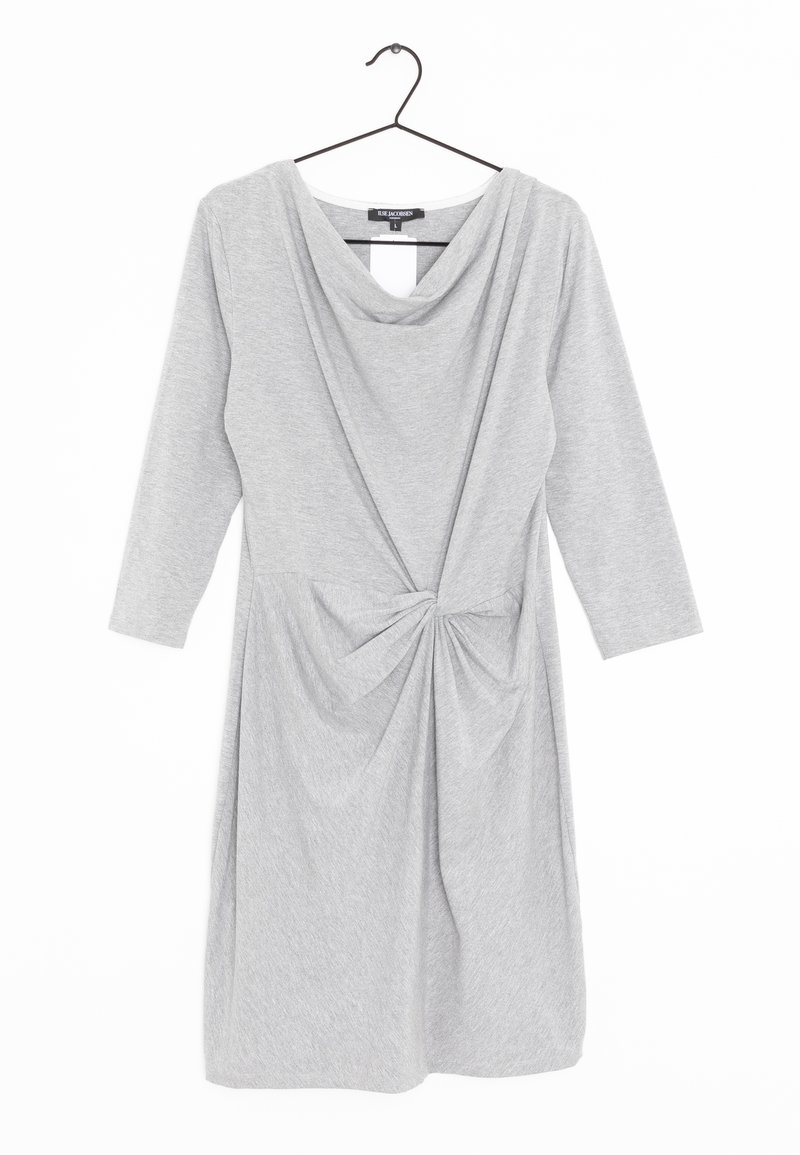 Robe gris clair à manches longues avec un col bénitier drapé et un détail de nœud froncé à la taille, suspendue sur un cintre noir.