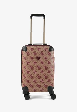 Compact beige koffer met bordeauxrode logo-patroon, vier zwarte wielen, zwarte hoekbeschermers en uitgeschoven metalen handvat.