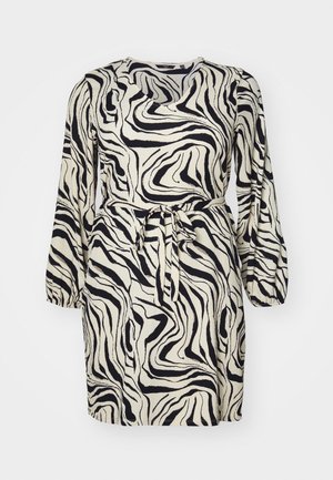 Rövid ujjú ruha krémszínű és fekete örvénylő zebra mintával, övvel hangsúlyozott derékkal és kerek nyakkivágással. Texturált anyag.