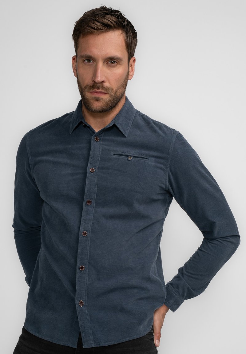Navyblauwe button-up shirt van een zachte stof, met een borstzak en bruine knopen, lange mouwen en een kraag.