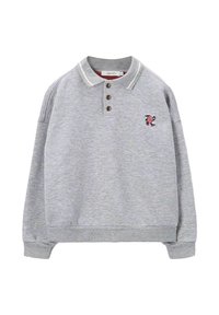 Grauer Polo-Sweatshirt mit Kragen, drei braunen Knöpfen, gerippten Bündchen und einem kleinen, bunten gestickten Design auf der Brust.