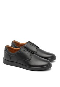 Scarpe in pelle nera con finitura texture, punta rotonda e chiusura con lacci a cinque occhielli. L'interno presenta una fodera marrone. Design minimalista.