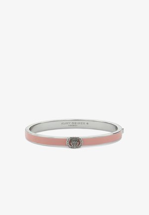 Bracciale rigido in argento con una banda in smalto rosa pallido e un emblema centrale in argento decorato con piccole pietre trasparenti.