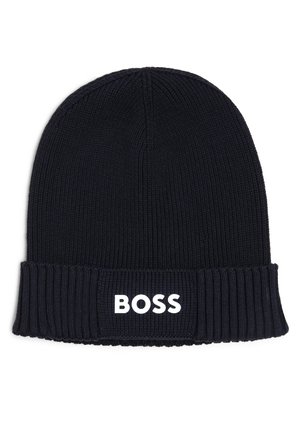 Navy gebreide beanie met geribbelde textuur en een opgevouwen manchet, met het witte logo "BOSS" prominent op de voorkant.