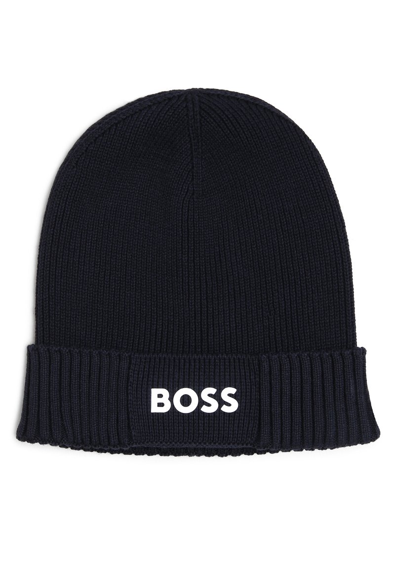 Marineblå strikket lue med ribbestruktur og brettkant, med den hvite logoen "BOSS" fremtredende på forsiden.