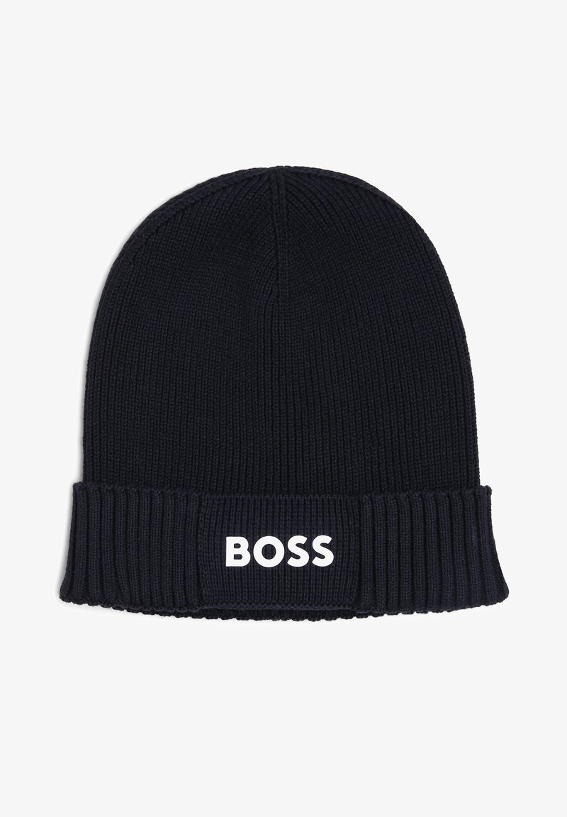 Tengerészkék kötött beanie sapka bordázott textúrával és felhajtott szélekkel, amelynek elülső részén kiemelten szerepel a fehér "BOSS" logó.