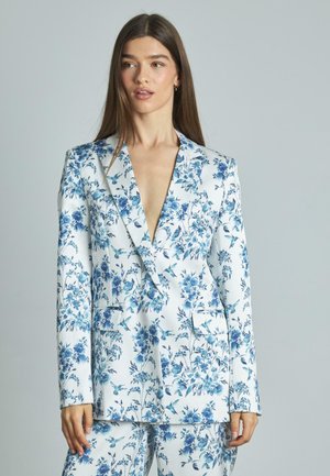 Bloemmotief blazer in wit en blauw, met een diepe V-hals, getailleerd ontwerp en twee voorkruiszakken met een soepele textuur.