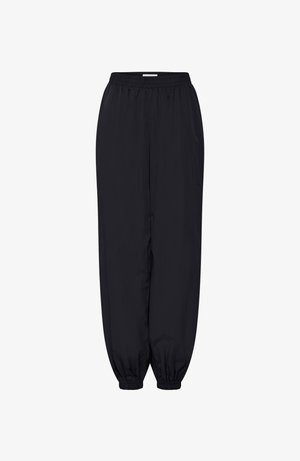 Pantaloni neri a taglio ampio con vita elastica e polsini elastici arricciati, progettati per un uso casual o atletico.