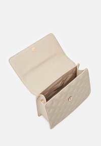 Prošívaná béžová kožená peněženka s patentním zapínáním, s hladkým vnitřkem a jedním oddílem pro uspořádání.