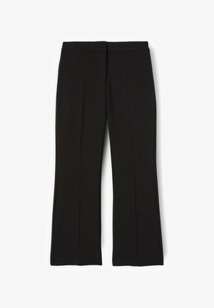 Pantalones negros de pierna recta con líneas de pliegue marcadas y cierre frontal oculto, presentados planos sobre un fondo blanco.