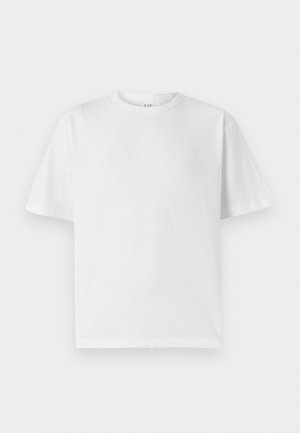 Baltas kokvilnas T-krekls ar apaļu kakla izgriezumu un īsām piedurknēm. Tam ir brīvs piegriezums un gluda tekstūra. Nav saskatāmas rakstainības vai grafikas.