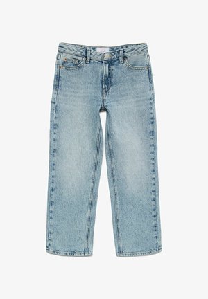 Lichtblauwe denim jeans met rechte pijpen, voorkant met knoop, rits, lussen voor riem en een ontwerp met vijf zakken op een witte achtergrond.