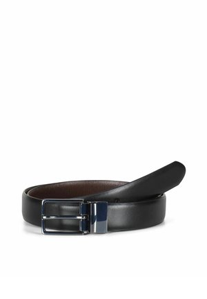 Svart lærbelte rullet med sølv rektangulært metallspenne på hvit bakgrunn.