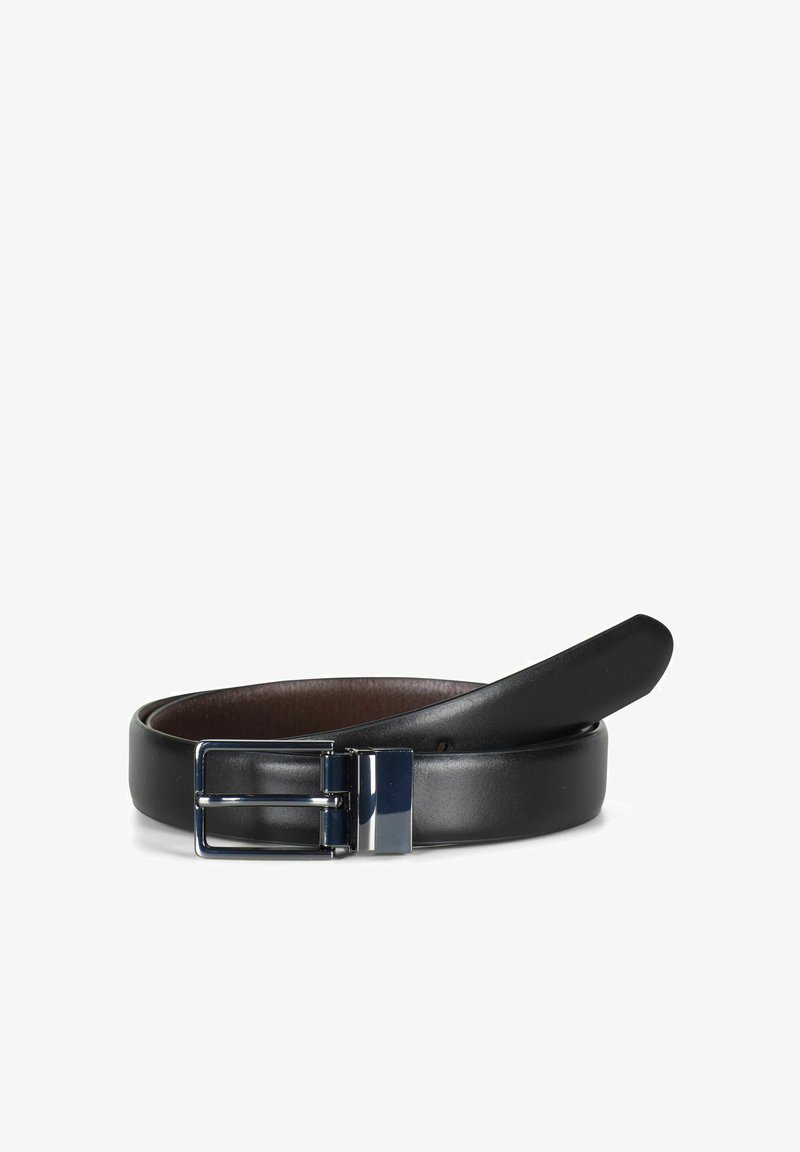 Cinturón de cuero negro enrollado con hebilla metálica rectangular plateada sobre fondo blanco.