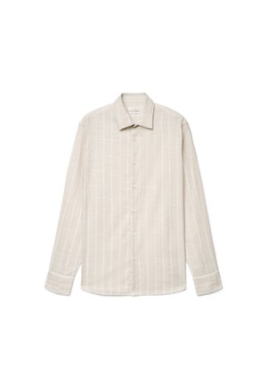 Chemise beige à manches longues avec des rayures blanches verticales, boutonnée à l'avant, col de chemise et poignets boutonnés sur fond blanc.