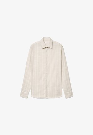 Chemise beige à manches longues avec des rayures blanches verticales, boutonnée à l'avant, col de chemise et poignets boutonnés sur fond blanc.