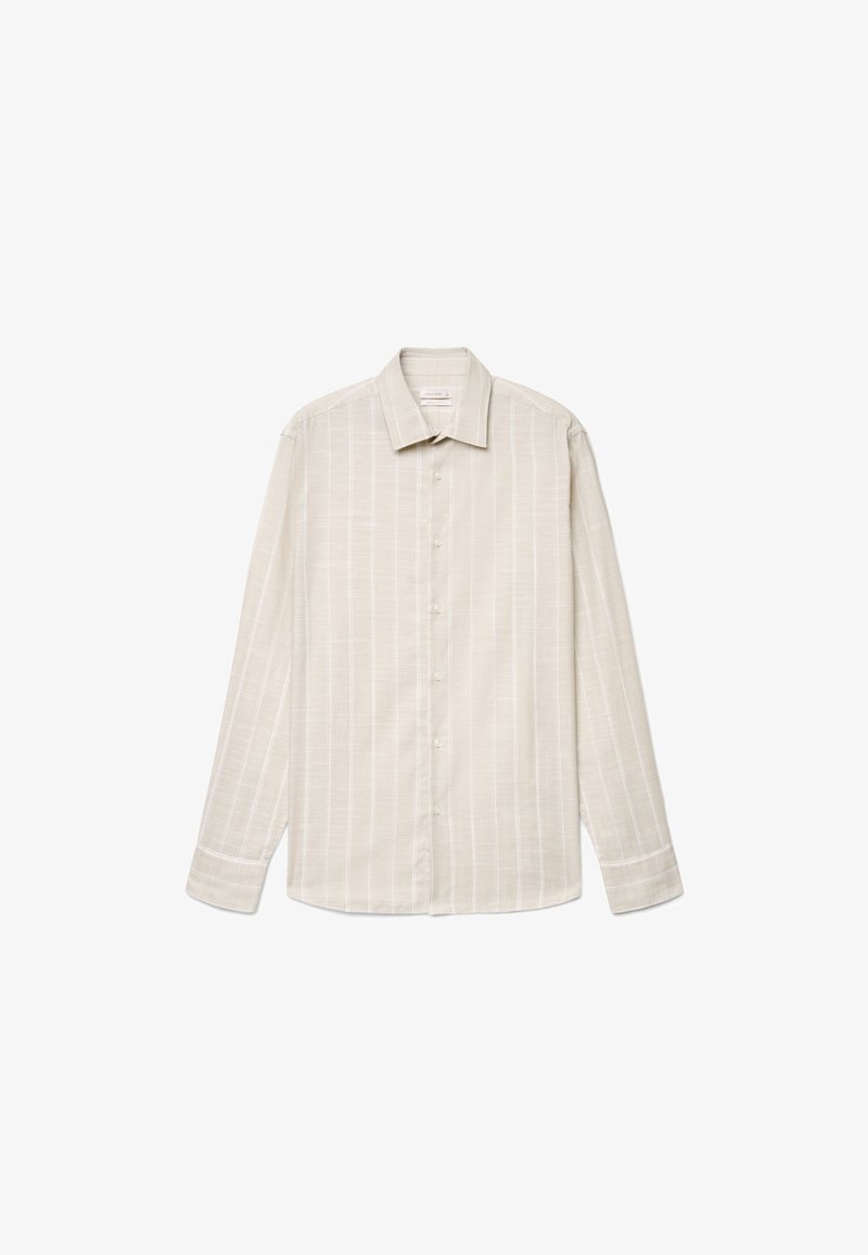 Chemise beige à manches longues avec des rayures blanches verticales, boutonnée à l'avant, col de chemise et poignets boutonnés sur fond blanc.