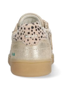 Sneaker met een gestructureerd beige bovenwerk, voorzien van zwarte stippen, een gouden glittersneak heel en een lichtbruine rubberen zool.