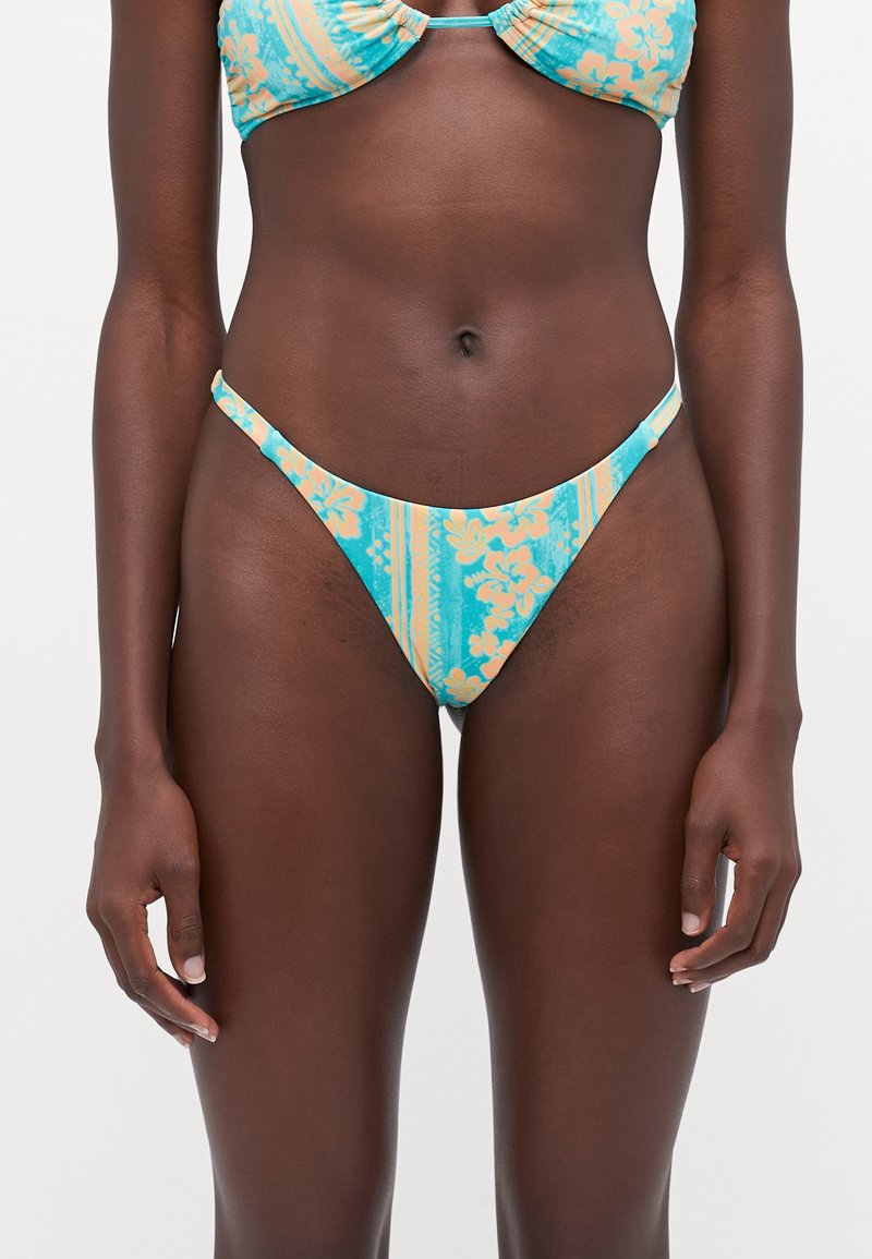 Dvodijelni bikini set s tirkiznim i breskvastim cvjetnim uzorkom, s nabranym bandeau gornjim dijelom i donjim dijelom s niskim strukom, izrađen od rastezljivog materijala.