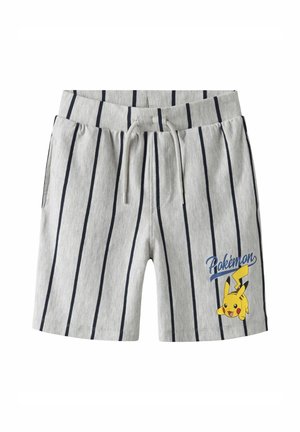 Lysegrå shorts med lodrette sorte striber, elastisk snøre i taljen og en Pikachu-grafik med teksten "Pokémon" på venstre ben.