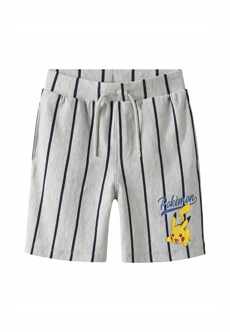 Short gris clair à rayures verticales noires, taille élastique avec cordon, et un motif Pikachu avec le texte "Pokémon" sur la jambe gauche.