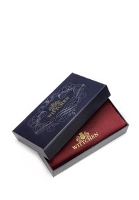 Granatowa tektura pudełka z złotym napisem, częściowo otwarte, aby odsłonić bordowy przedmiot w środku, posiadający żebrowaną teksturę i detal z logo.