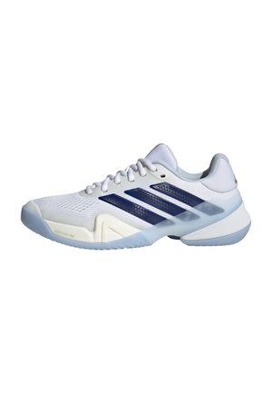 Chaussures de sport blanches avec dessus en mesh, trois bandes bleu marine, et contrefort texturé au talon. Elles présentent une semelle extérieure en caoutchouc bleu clair et une semelle intérieure rembourrée.