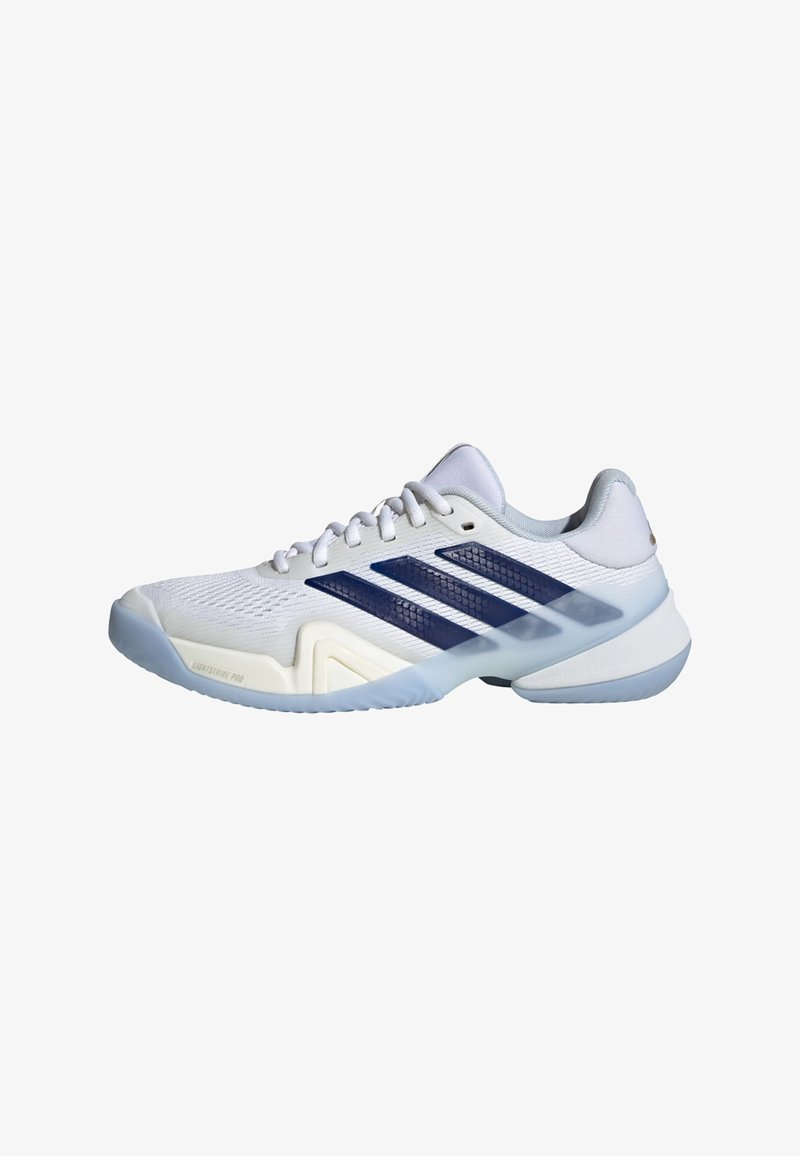 Weiße Sportschuhe mit Obermaterial aus Mesh, navyblaue drei Streifen und strukturierter Fersenkappe. Mit einer hellblauen Gummisohle und einer gepolsterten Innensohle ausgestattet.