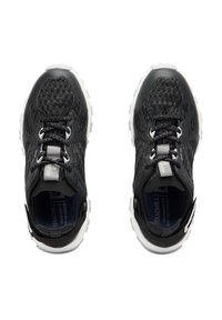 Scarpe da atletica nere con tomaia in rete, superficie testurizzata, suola bianca e lacci intrecciati. Caratterizzano un design di supporto e un tallone rinforzato.