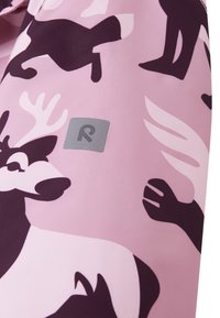 Ružičasta tkanina s razigranim uzorkom tamnih jelena i ruku, s malim sivim logotipom u kutu. Glatka tekstura, lagani materijal.