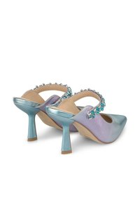 Chaussures à talons hauts avec dos ouvert en lavande et bleu iridescents, ornées d'une sangle bijou, à bout pointu et surface texturée.