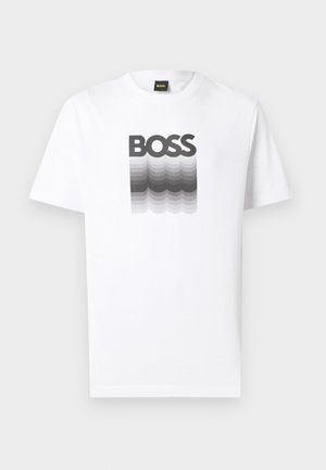 Fehér, rövid ujjú póló fekete és szürke átmenetes hullám mintával, középen vastag "BOSS" felirattal a mellrészen.