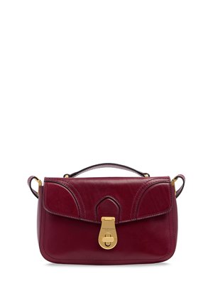 Piccola borsa a mano rettangolare in pelle bordeaux con manico superiore, chiusura a patta, cuciture curve e chiusura a scatto in metallo dorato su sfondo bianco.