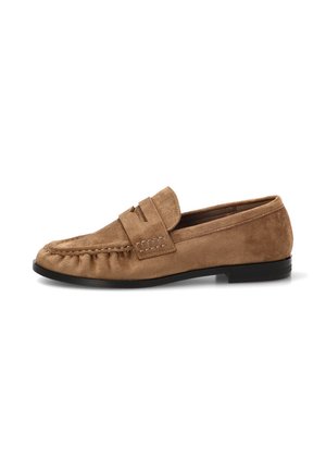 Mocasín penny de ante color marrón claro con suela negra, costura moc toe y detalle de correa sobre el empeine.