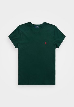 Dunkelgrünes T-Shirt mit kurzen Ärmeln und Rundhalsausschnitt, mit kleinem roten Polo-Spieler-Logo auf der linken Brust gestickt.