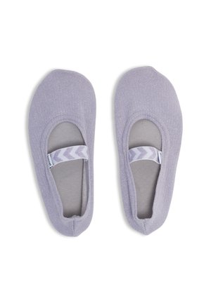 Par de bailarinas cómodas color lavanda suave con tiras elásticas de patrón en chevron y punteras redondeadas, vistas desde arriba sobre un fondo blanco.