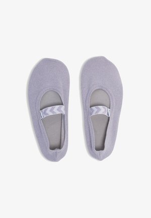 Paire de ballerines lavande douces à enfiler avec des brides élastiques à motif chevron et des bouts arrondis, vues de dessus sur un fond blanc.