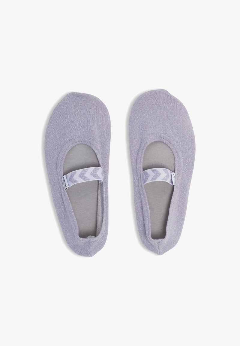 Paire de ballerines lavande douces à enfiler avec des brides élastiques à motif chevron et des bouts arrondis, vues de dessus sur un fond blanc.