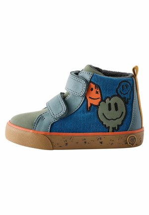 Wysokie sneakersy z niebieskim wierzchem z korduroyu, szarymi akcentami z zamszu, z rzepami i zabawnymi grafikami postaci. Gumowa podeszwa z teksturowanym wzorem.