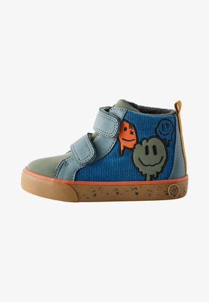 Sneakers high-top con una toma blu in corduroy, dettagli in suede grigio, cinturini in Velcro e grafiche di personaggi vivaci. Suola in gomma con motivo testurizzato.
