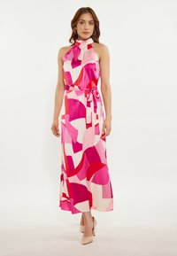 Rochie roz cu guler halter, cu modele abstracte în nuanțe variate de roz și roșu; dispune de o curea cu funda la talie și o textură de material neted.