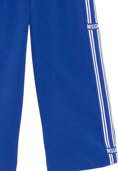 Pantaloni sportivi blu realizzati in tessuto morbido, con strisce laterali bianche e logo "MSGM" in basso a destra. Design accorciato.