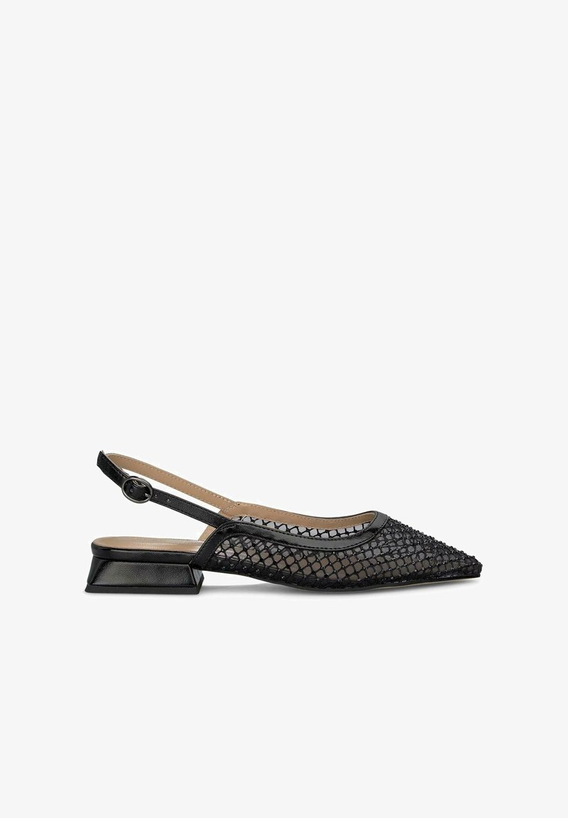 Scarpa slingback nera con punta affusolata, sovrapposizione in rete e finiture lucide. Presenta un tacco basso e angolare e una cinghia alla caviglia per una vestibilità sicura.
