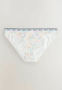 Chilot de bikini alb cu denumiri de fructe multicolore în limba franceză imprimate peste tot și o talie albă cu numele brandului „NEXT” repetat negru.