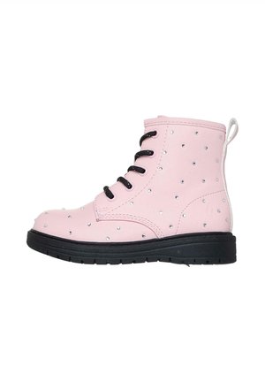 Botín rosa con cordones negros, adornado con brillantes plateados, con punta redonda y suela de goma negra. Incluye lengüeta reforzada en el talón.
