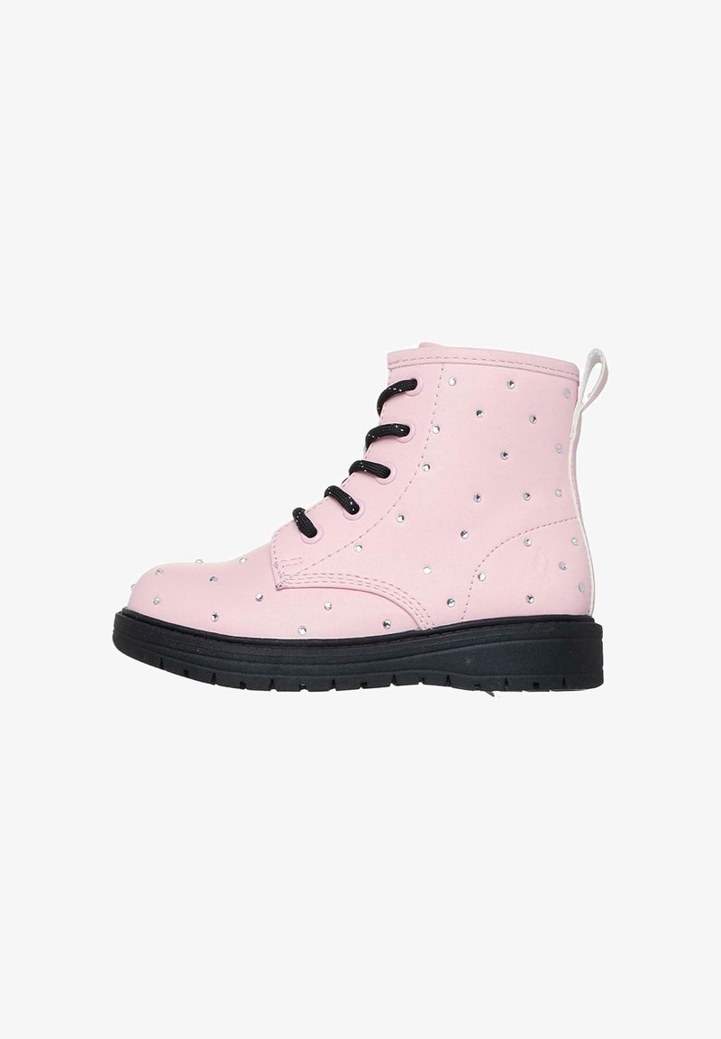 Botín rosa con cordones negros, adornado con brillantes plateados, con punta redonda y suela de goma negra. Incluye lengüeta reforzada en el talón.