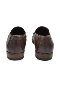 Brązowe skórzane buty z zaokrąglonym tyłem, teksturowaną powierzchnią, subtelnymi detalami przeszyć i drewnianym obcasem.