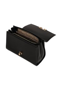 Bolso de mano de cuero negro con cierre dorado, solapa abierta que revela múltiples compartimentos y un bolsilllo interior con cremallera y forro beige.