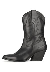 Botas de cowboy de cuero negro con punta afilada, tacón estrecho, diseños de hojas bordados y una lengüeta en la parte superior. Textura suave.